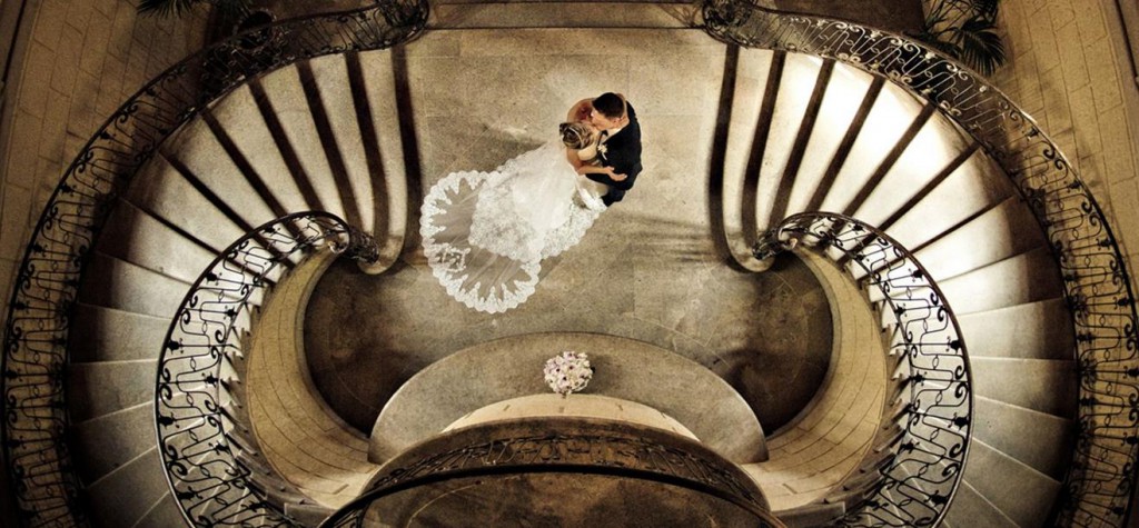 As escadarias do castelo rendem cliques lindos dos noivos