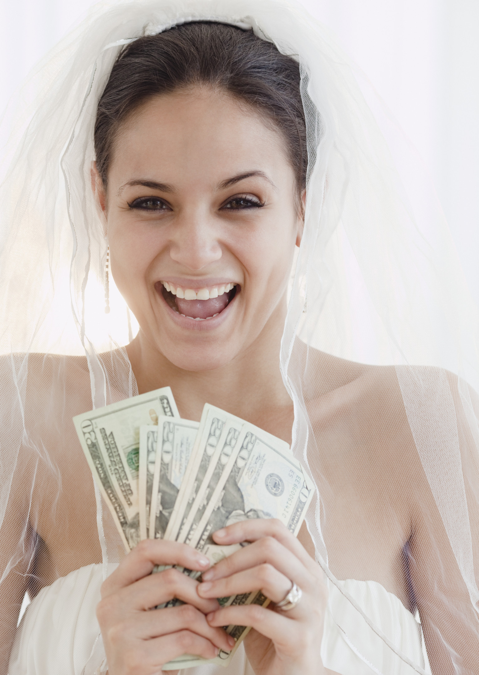 Потрачено свадьба. Невеста с деньгами. Невеста улыбается. Довольная невеста. Фотосессия с деньгами.