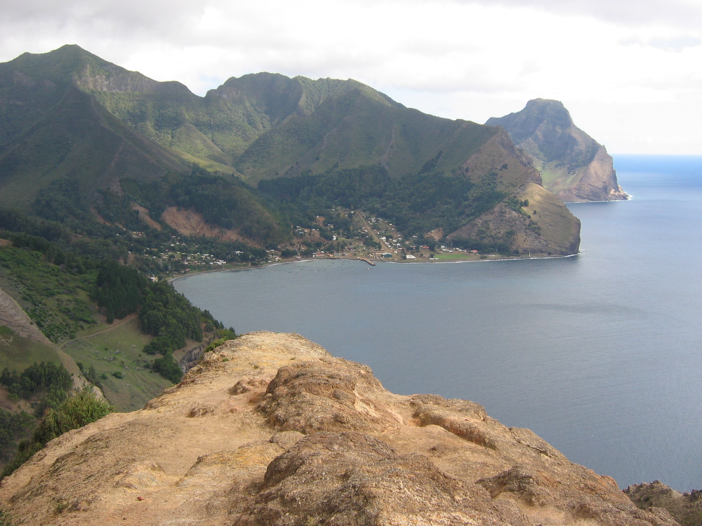 Isla_Juan_Fernandez_(vista_hacia_Robinson_Crusoe_desde_Montaña)