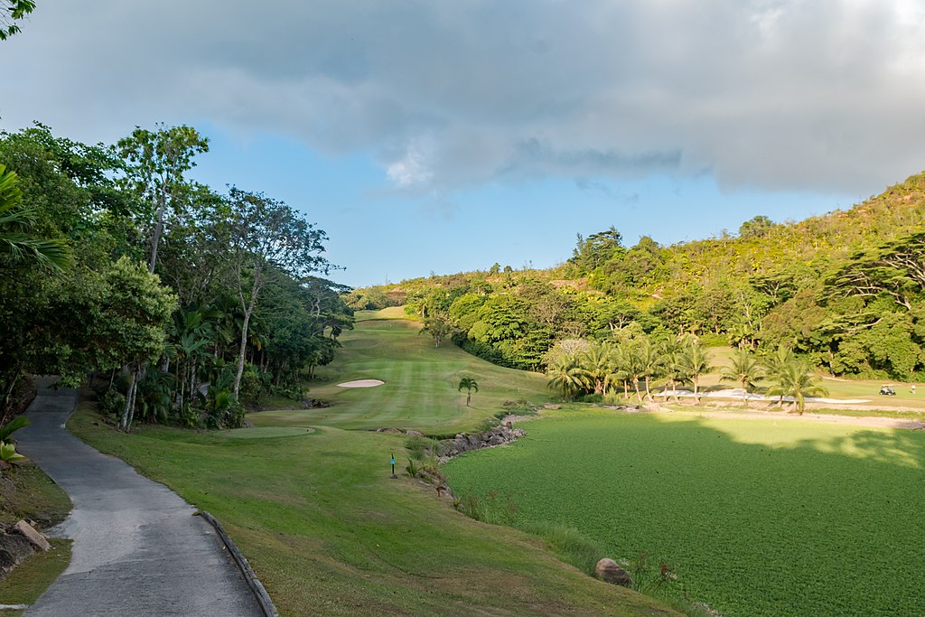 1024px-Golf_course_on_the_island_Praslin_(24748827837)